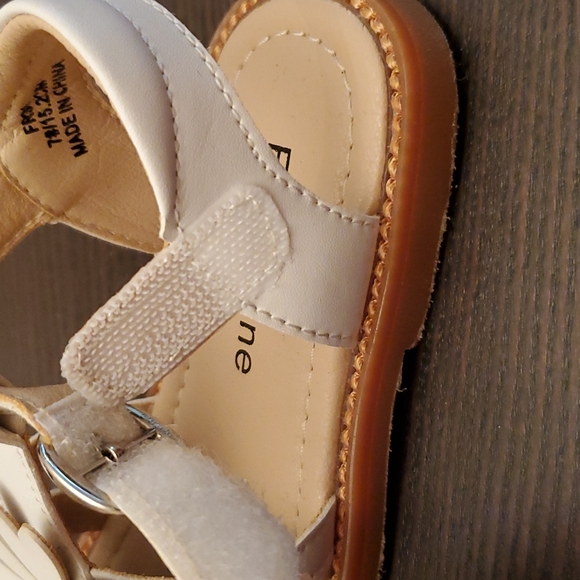 Toddler sandals with flower and velcro closure. Size 7 - Picture 3 of 4